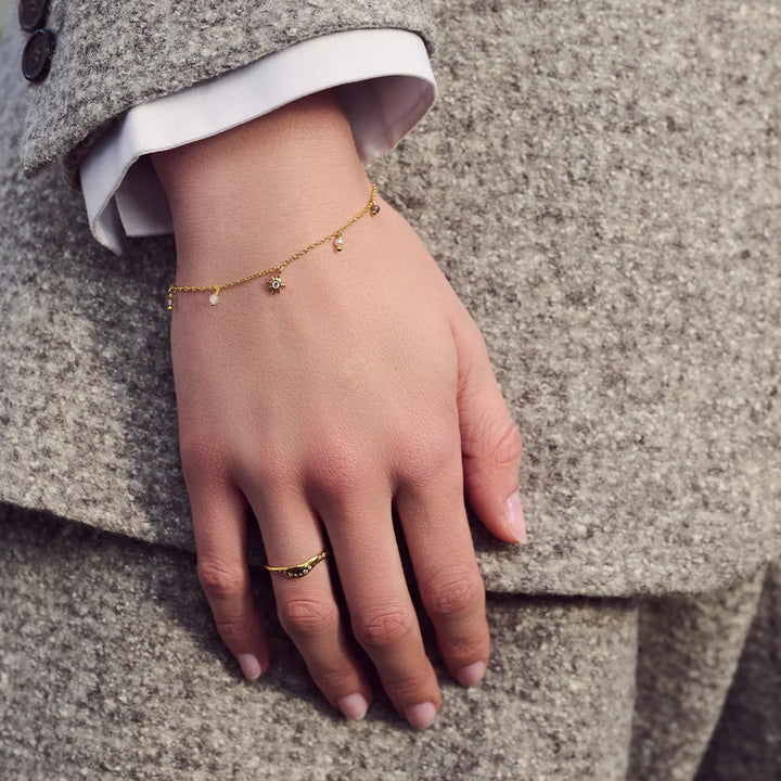 Maanesten Ravi Gold-Plated Bracelet with Freshwater Pearls – product image 2