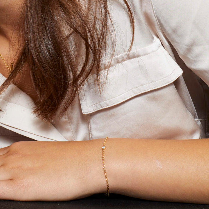 Alura Copenhagen Embrace Armbånd – Forgyldt Armbånd med Zirkonia – produktbillede 2