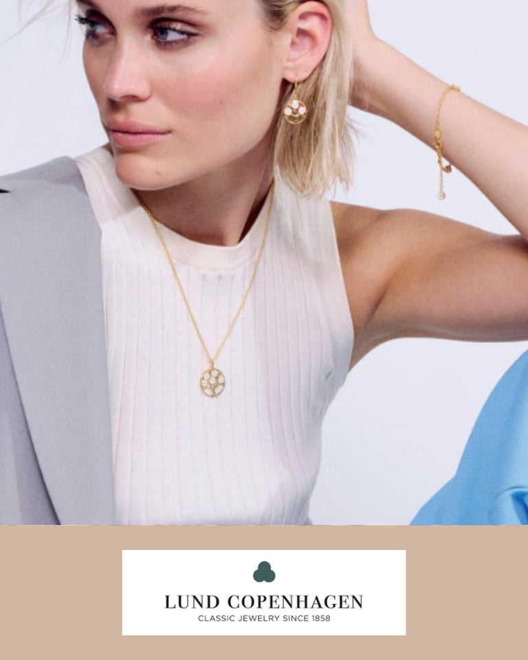 Lund Copenhagen smykker på model, forsidebillede med guld halskæde, armbånd og øreringe.