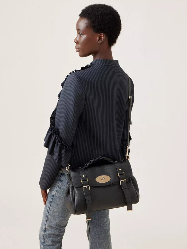 Mulberry Bayswater sort lædertaske vist på model, forside med guld detaljer.