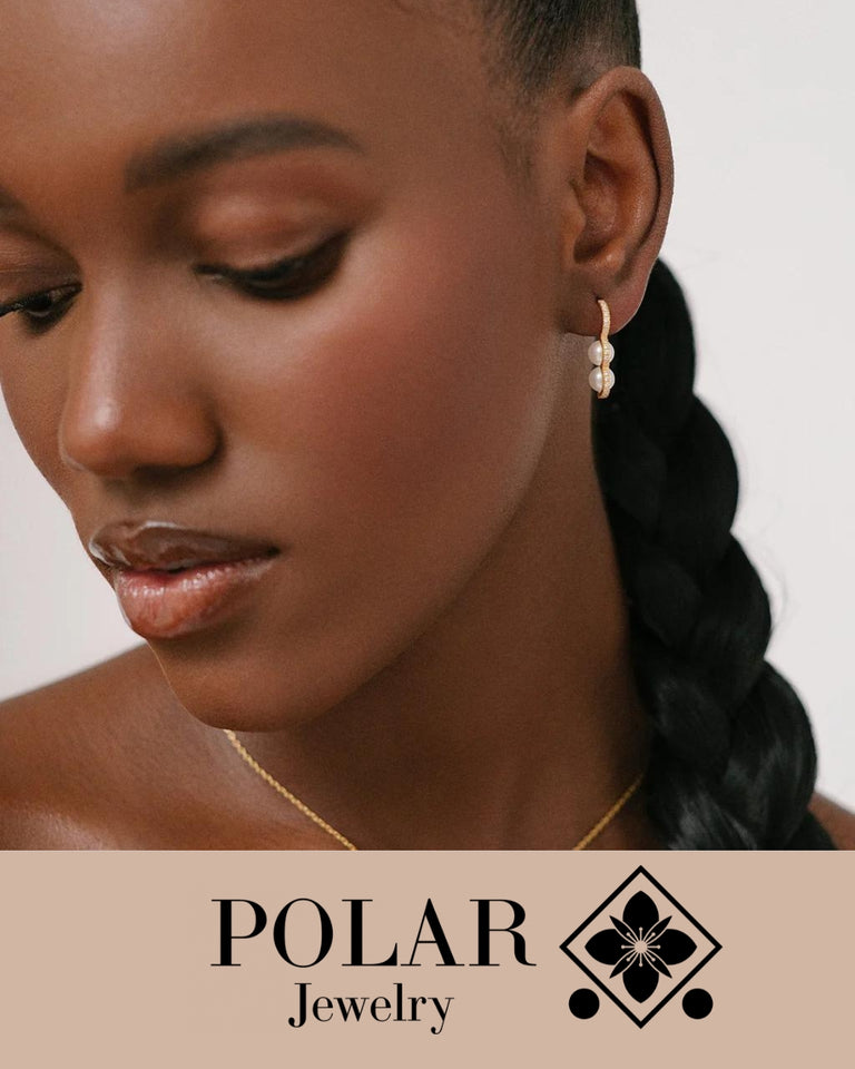 Polar Jewelry øreringe i guld med perler, vist på model, forside. Model: 9561e25f-470a-431b-a77f-ea2be799be90.
