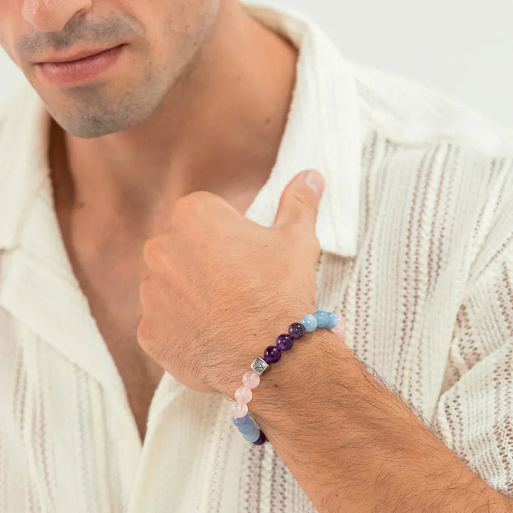 Alexander Lynggaard Armband Saint Tropez 8mm worn on men's hand, colorful pearls in blue, purple and pink. Model C10560-001.