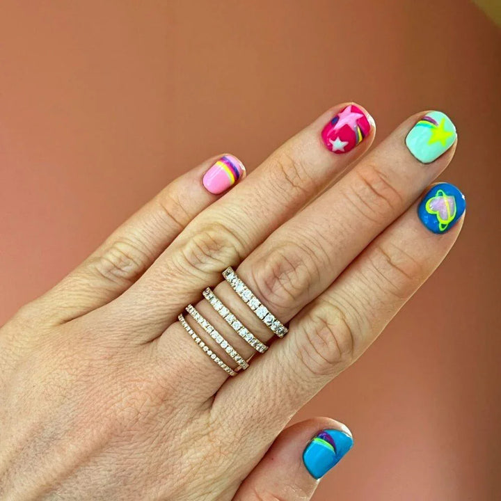 anpe-atelier-sarah-lil-diamond-15-ring-in-18kt-gold shown on hand with colorful nails, slim design, Model2692-001-2