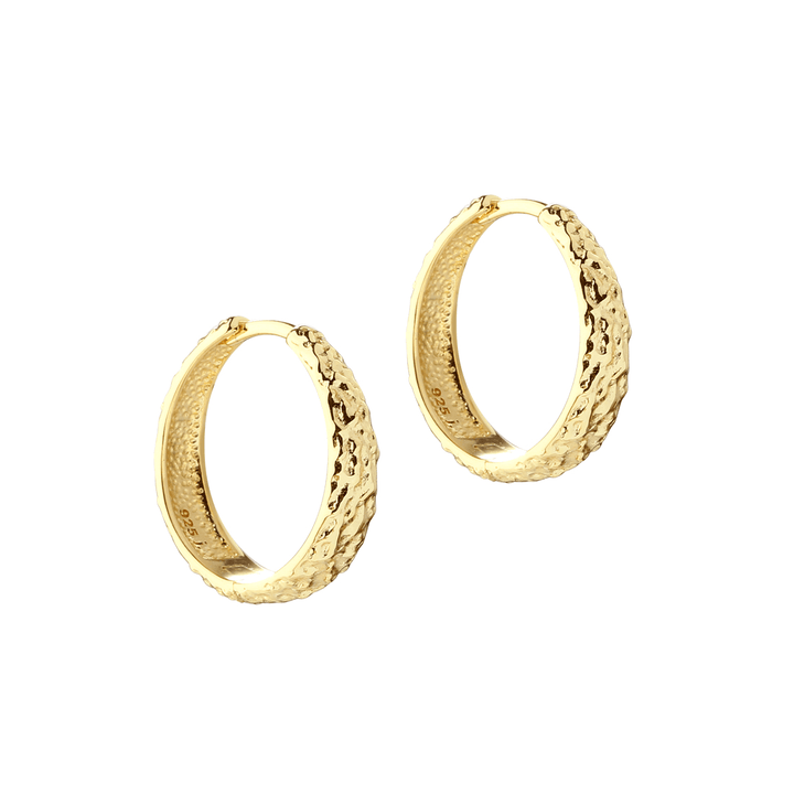 Aqua Dulce Cappa Large Hoop in gold-plated silver. Pair of large, textured gold earrings on a white background. Model 6240-1