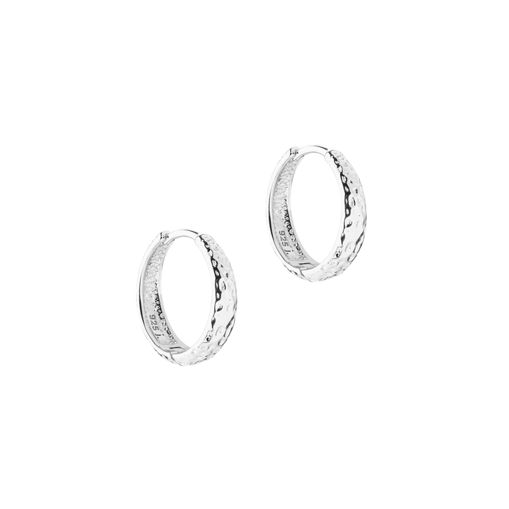 The Aqua Dulce Cappa Medium Hoop in silver features a pair of medium-sized, hammered hoops in polished silver. Model 6237-1