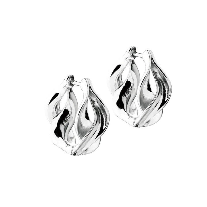 Aqua Dulce Curva Hoop in silver, shiny creoles with twisted, organic shape. Model 6511-1