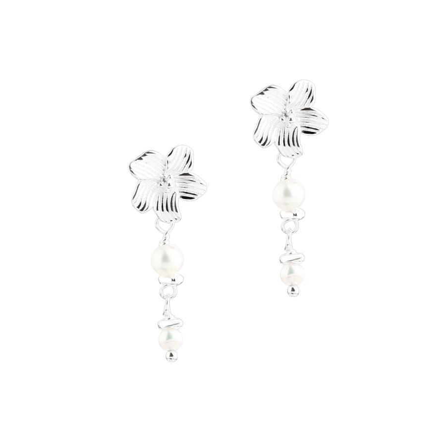 Aqua Dulce Jasmin Pearl earrings silver with flower shape and hanging white pearls, Model 5889-5889-1