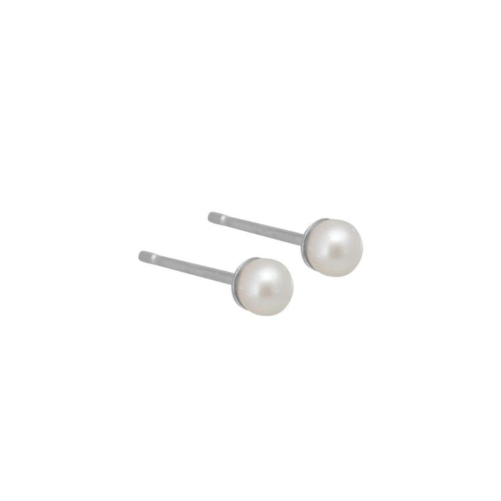 Aqua Dulce Lola Pearl Earrings silver shows a set of classic white pearl earrings in silver. Model 3985-1