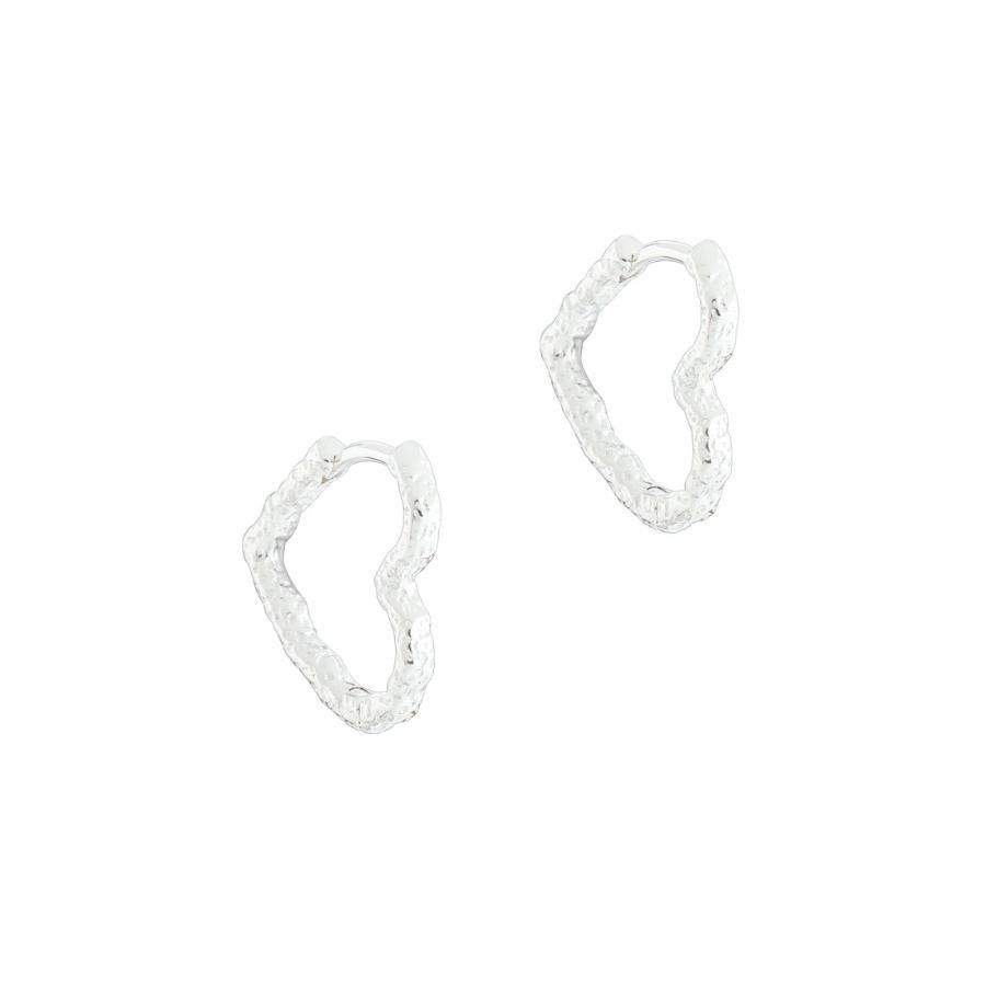 Aqua Dulce Love Me Heart Hoop silver creoles in glossy, structured surface, Model 5933-5933-1