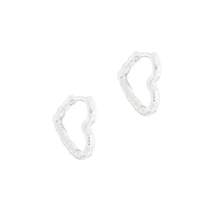 Aqua Dulce Love Me Heart Hoop silver creoles in glossy, structured surface, Model 5933-5933-1