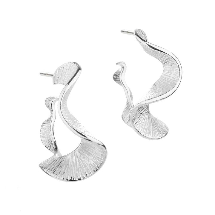Aqua Dulce Rhumba Hoop Creole Silver, elegant twisted earrings in a matte silver look. Model 5099-5099-1.