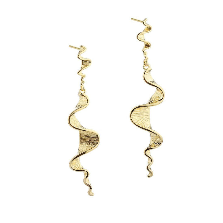 Aqua Dulce Rhumba Long earrings gold-plated show elegant, twisted pendants in a shiny gold finish. Model 5406-5406-1