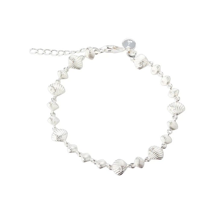 Aqua Dulce Shelly Bracelet in silver with small clam-shaped links, elegant detail. Model 6316-1.
