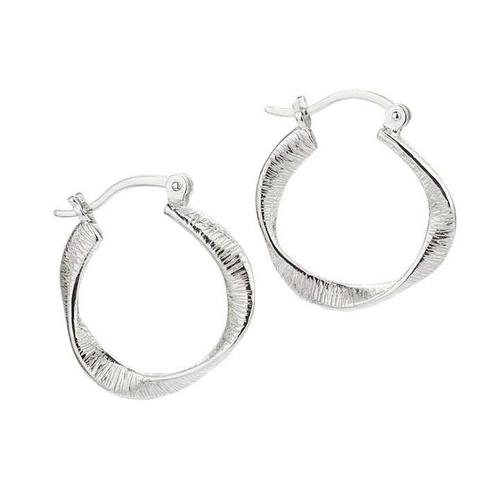 Aqua Dulce Small Twisted Hoop, silver colored small twisted earrings with grooved structure, Model 5309-5309-1.