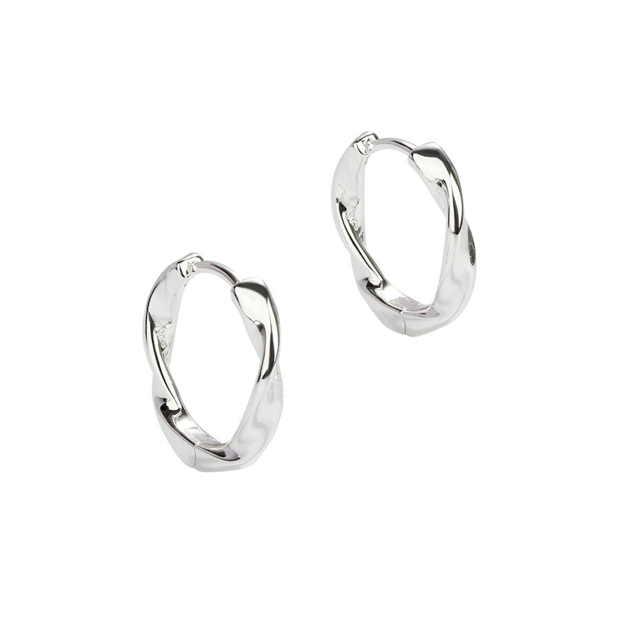Aqua Dulce Twirl Hoop Silver 13mm shows a pair of small, twisted silver earrings, simple and shiny design. Model 5634-1.