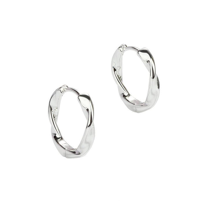 Aqua Dulce Twirl Hoop Silver 13mm shows a pair of small, twisted silver earrings, simple and shiny design. Model 5634-1.