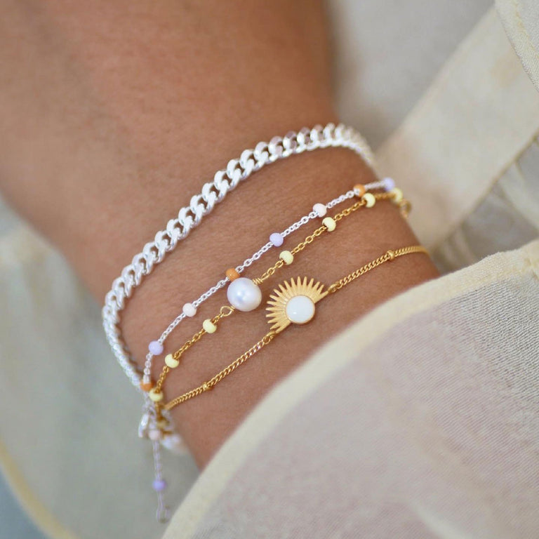 Lola-Bracelets B66S Heavenly armbånd, flerfarvede kæder med perler og guldfarvet sol, forside