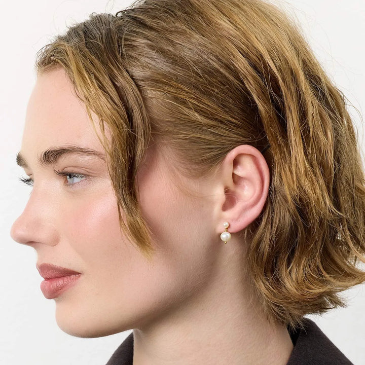 carre-sally-gold-plated-oresticks-with-freshwater-pearls shown on model, cream colored pearl and gold detail. Model FS4582BI-BI-2
