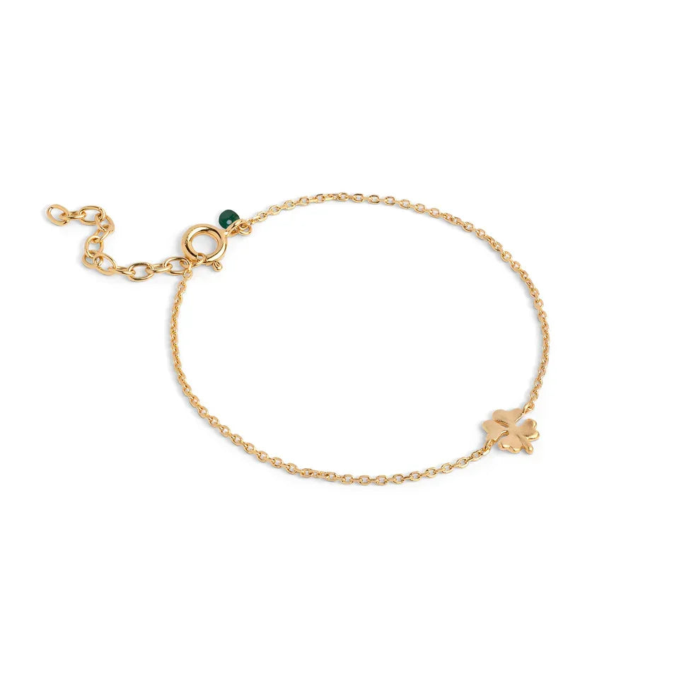 enamel-four-leaf-clover-bracelet-in-gold-plated-sol, delicate bracelet with a golden clover pendant on a gold chain. Model b148gm-1