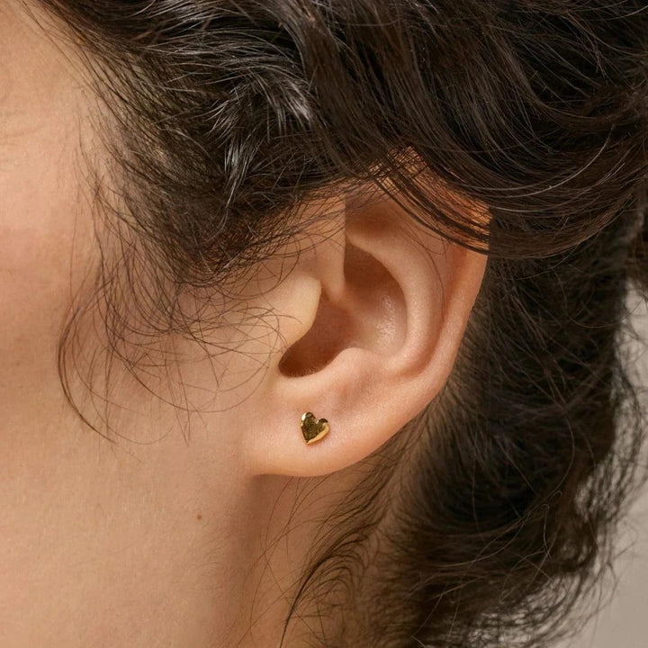 enamel heart studs gold-plated heart studs can be seen on the ear, small and shiny gold color. Model E373GM