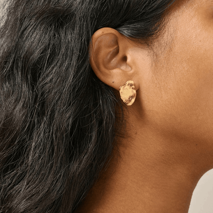 enamel maia large studs gold plated studs are worn on the ear, organic gold colored design. Model e387gm