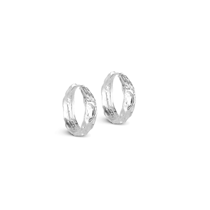 enamel nela silver hoops 20 mm shows a pair of earrings in bright silver with organic structure, Model E370SM-E370SM-1
