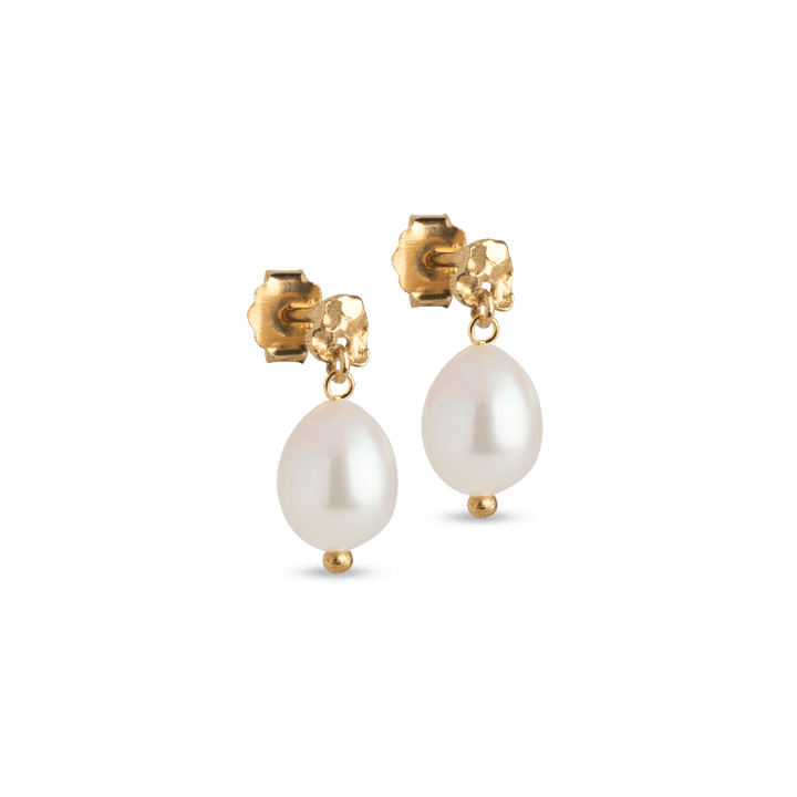 enamel-poe-pearl-studs e384gm-pearl shows elegant earrings with white pearls and gold-plated detail, Model E384GM-PEARL
