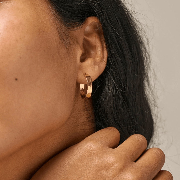 enamel sandra narrow gold-plated hoops 18 mm shown worn in the ear of model, gold-colored, Model e392g-e392g-2