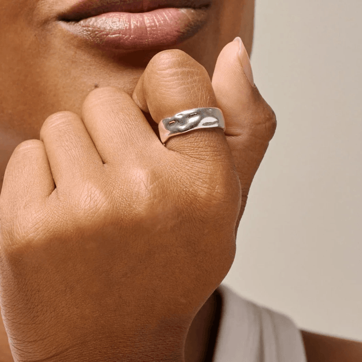 enamel sandra sol ring r91s in bright silver worn on finger, close detail image. Model r91s-001-2