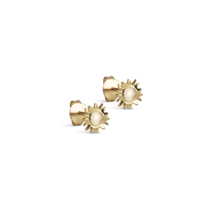 enamel small sunshine earrings daisy, gold-plated studs with floral motif and white enamel. Model e420g-daisy-1