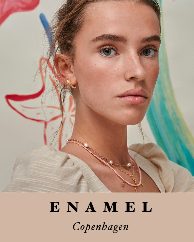 ENAMEL Copenhagen smykker på model, forsidebillede med halskæder og øreringe, feminine detaljer