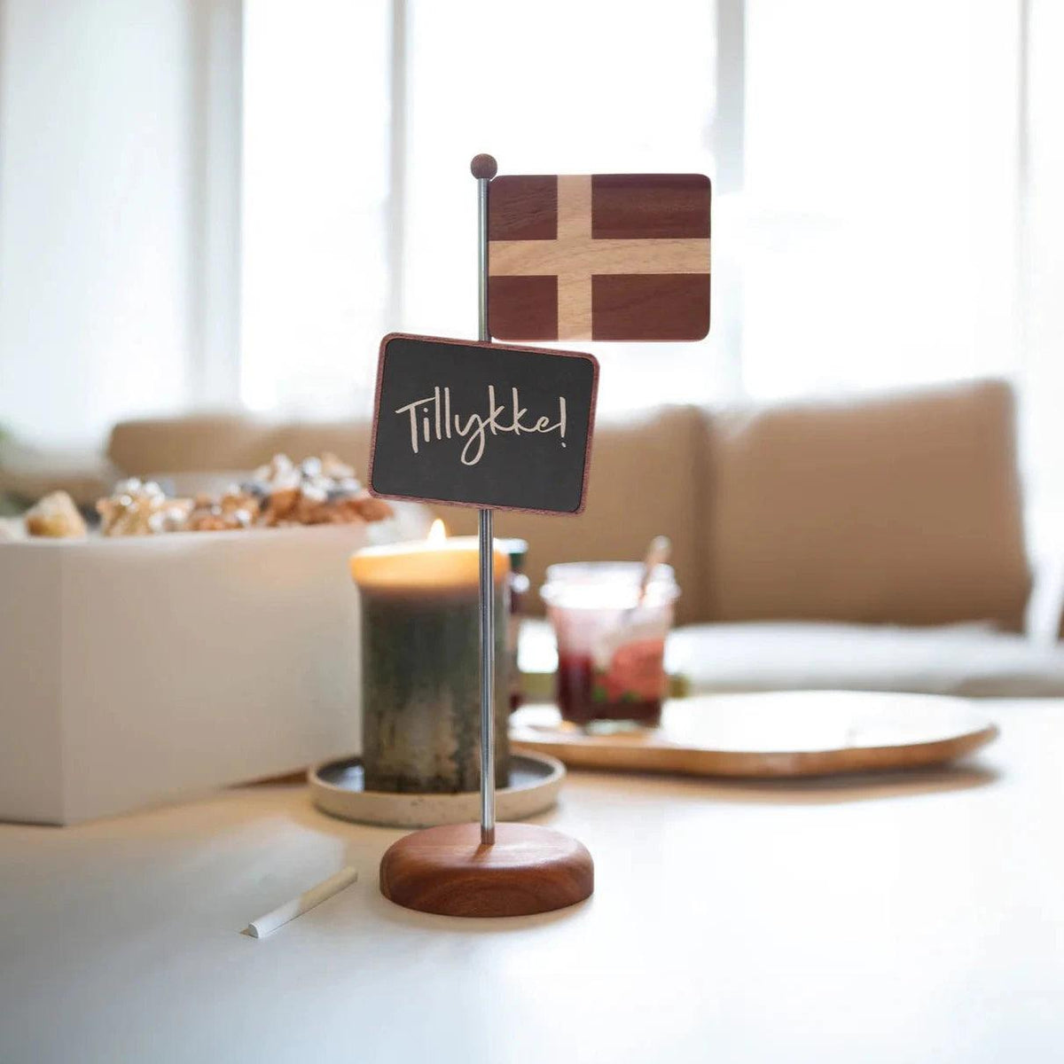 Fablewood table flag standing on a wooden and metal table with a Danish flag and a board with 'Congratulations!' Model 1200-1