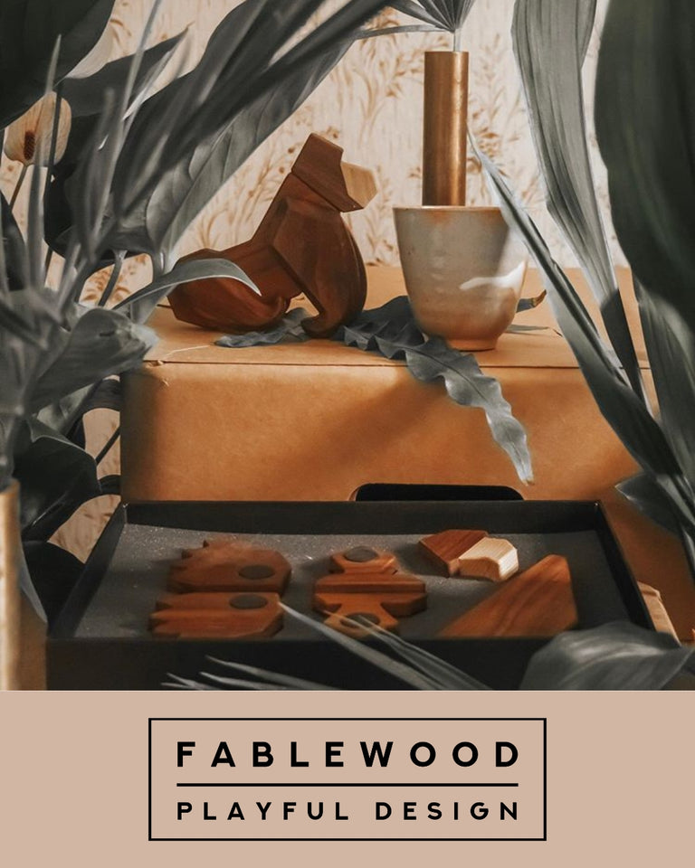 Fablewood træfigur sæt i gaveæske, naturlig finish, forsidevisning omgivet af blade.