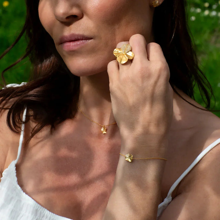 Flora Danica Four-leaf clover bracelet Pavé gold-plated, elegant gold-colored bracelet with four-leaf clover detail, Model 907-flc-br-g-pave-2.