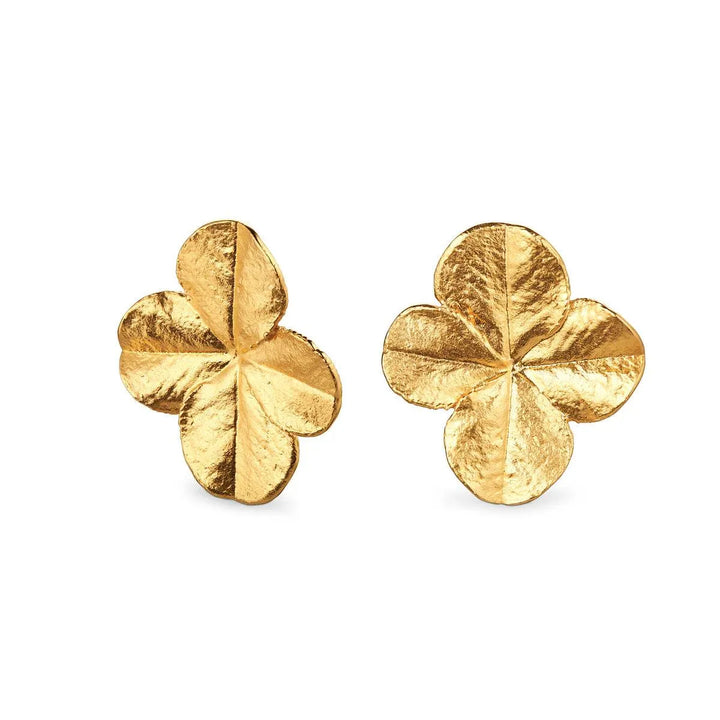 Flora Danica Clover Ear Clips Gold-plated shows a pair of detailed clover-shaped ear clips in a gold look, Model 907-flc-eaclips-g-1.