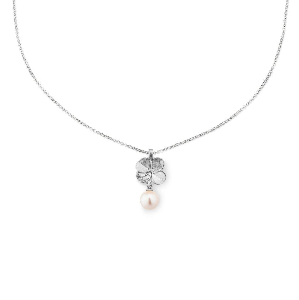 flora-danica-clover-necklace-with-pearl-in-sol shows silver chain with clover pendant and white pearl. Model 907-flc-nepearl-s-1