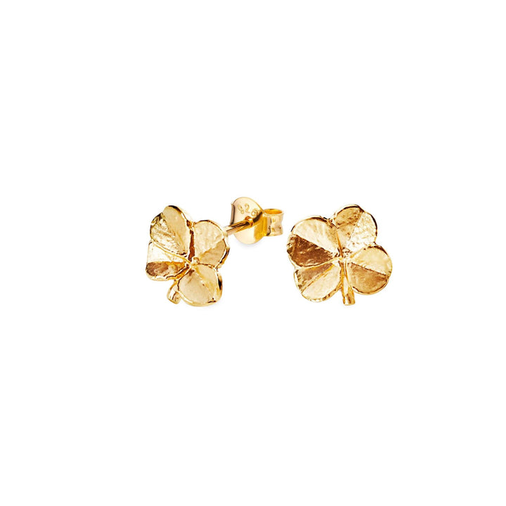 Flora Danica Four Leaf Clover Studs Silver Plated shows a set of shiny, golden four leaf clover earrings. Model 907-flc-stpc-g-1