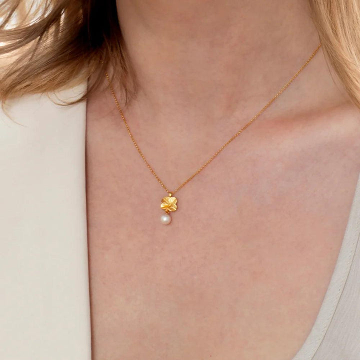 Flora Danica Four-leaf clover Pearl Necklace in gold-plated silver with clover pendant and pearl on model. Model907-flc-nepearl-g-2