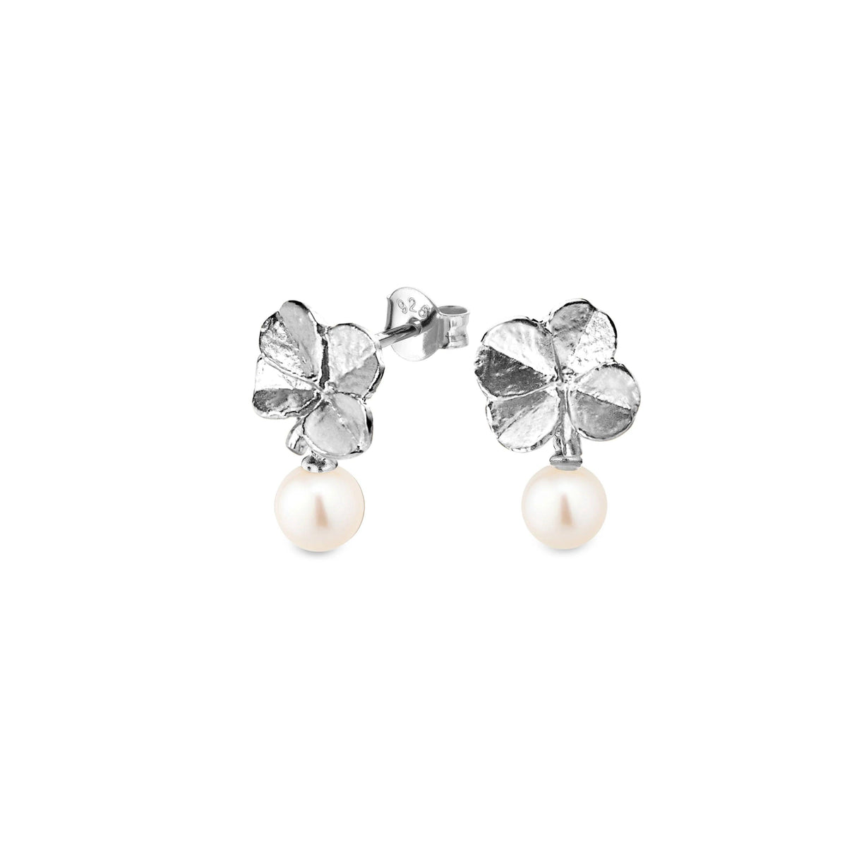 Flora Danica Four-leaf clover Pearl Earrings in silver with four-leaf clover detail and hanging white pearl. Model 907-flc-stpcpearl-s-1