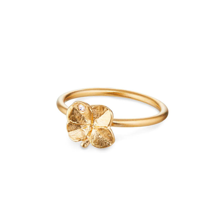 Flora Danica four-leaf clover ring 18kt gold with diamond shows an elegant gold ring with four-leaf clover detail and a small diamond, Model flc-ri-18k-g-52-1