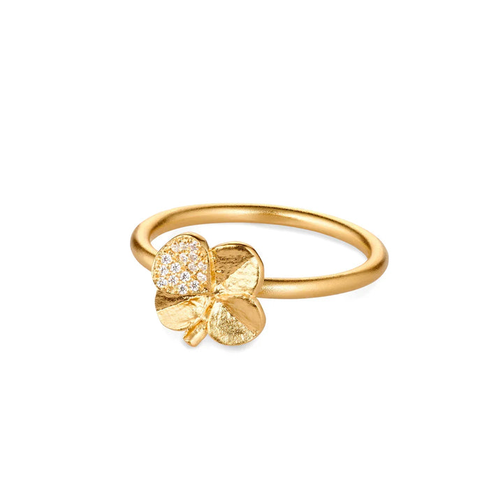 Flora Danica Clover Ring Pavé Gilded shows an elegant gold-plated ring with a clover motif and small sparkling stones. Model 907-flc-ri-g-pave-001.