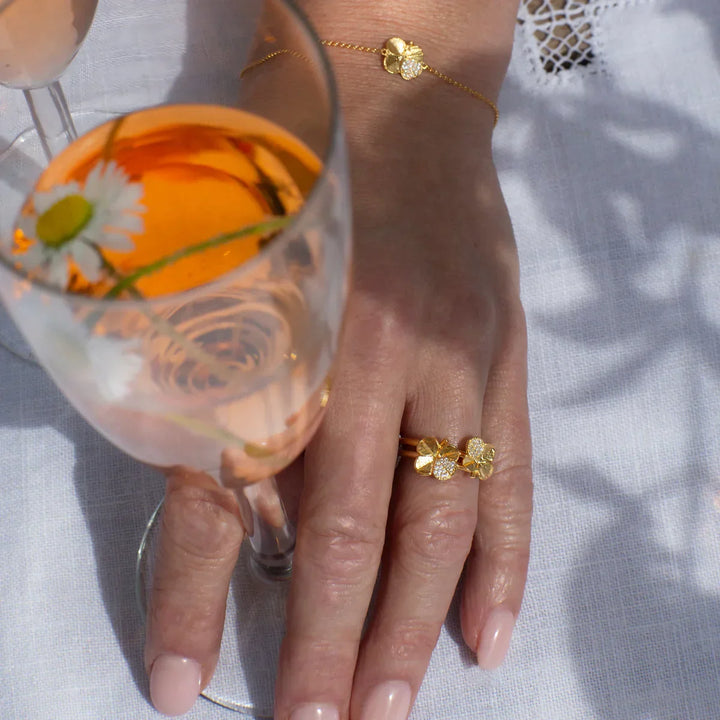 Flora Danica Four Leaf Clover Ring Pavé Gilded shows elegant gold colored ring with four leaf clover design on hand. Model 907-flc-ri-g-pave-001-2