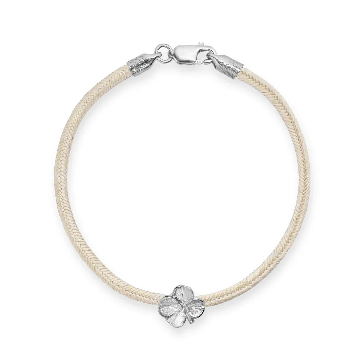 Flora Danica Four-leaf clover Silk Armband Champagne Silver with light silk cord and four-leaf clover detail. Model 907-flc-silk-champagne-s-001-1