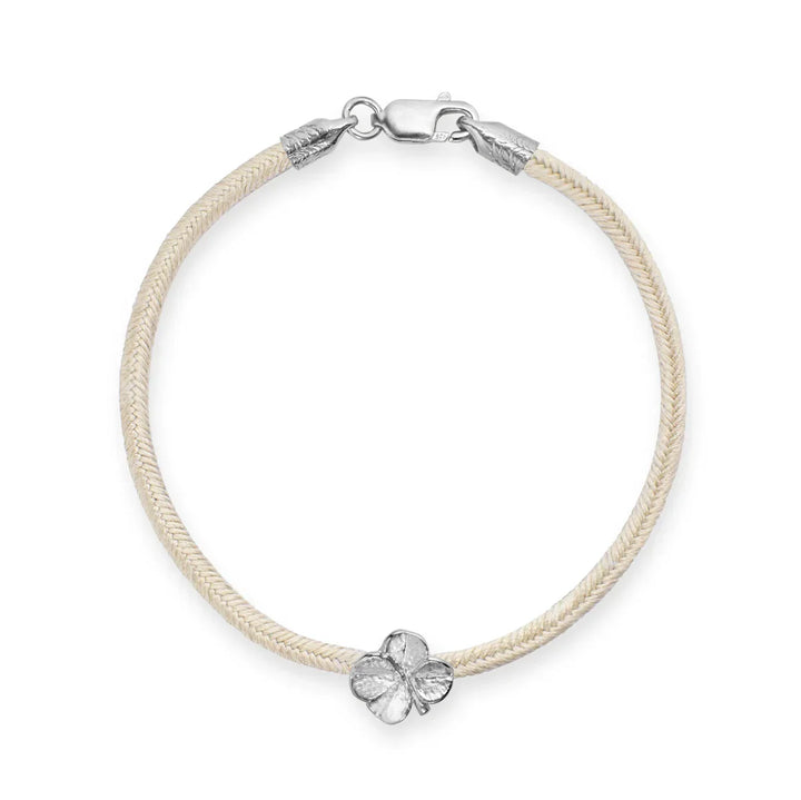Flora Danica Four-leaf clover Silk Armband Champagne Silver with light silk cord and four-leaf clover detail. Model 907-flc-silk-champagne-s-001-1