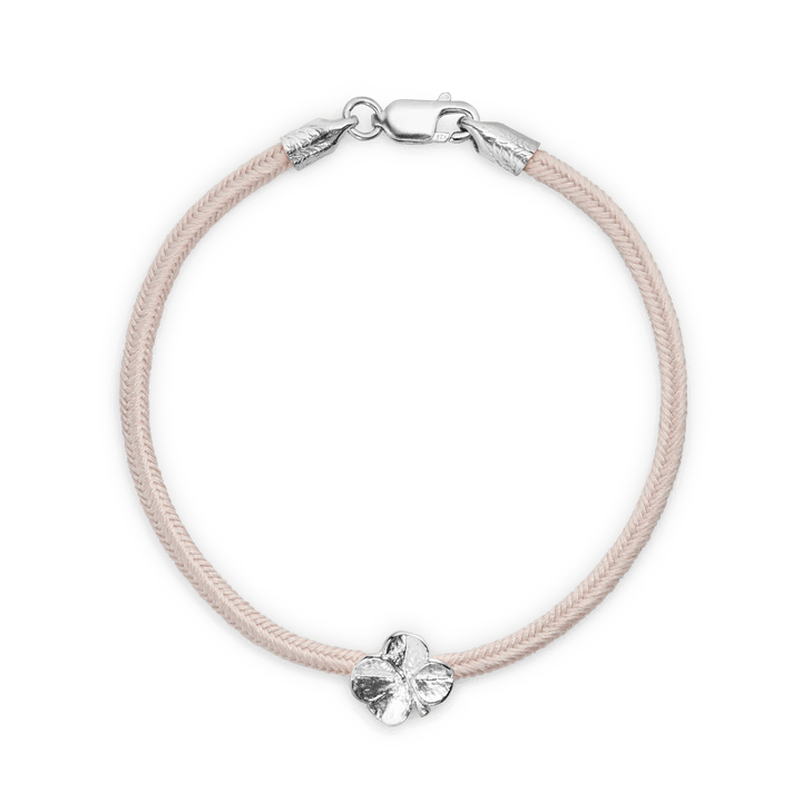 Flora Danica Four Leaf Clover Silk Bracelet Pink Silver shows a pink silk bracelet with a silver four leaf clover pendant, Model 907-flc-silk-rose-s-001.