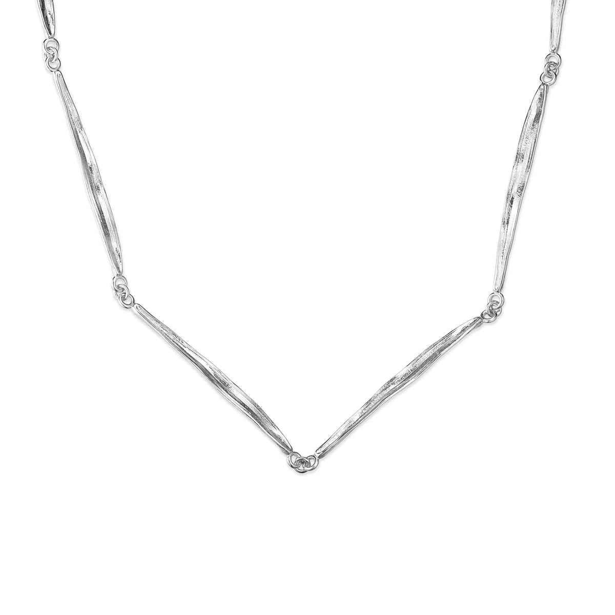 Flora Danica Grass necklace in silver shows elegant, elongated links with structure, Model gr-ne-s-1.