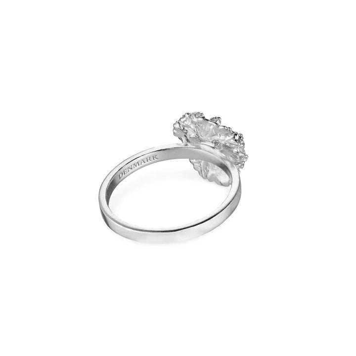 Flora Danica Parsley Ring Silver 907 shows the details of the matte silver ring with parsley leaf. Model PAR-RI-S-001-2.