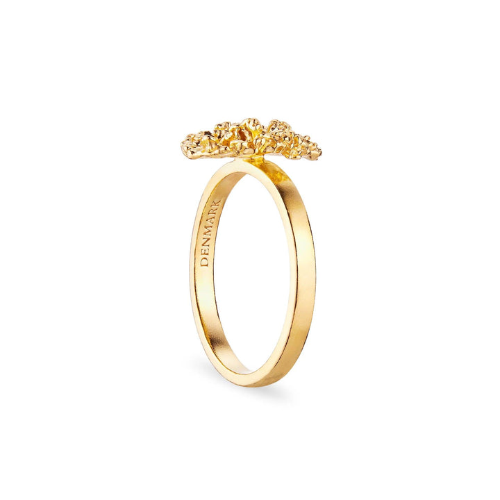 Flora Danica Parsley Ring Silver Gilt shows an elegant, gold-plated silver ring with a detailed parsley motif. Model 907-PAR-RI-G-001-2.