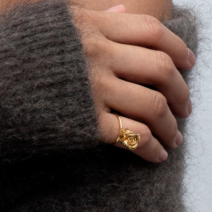 Flora Danica Rose Statement Ring gold plated appears on the hand, detailed rose gold ring. Model ros-ri-g-001