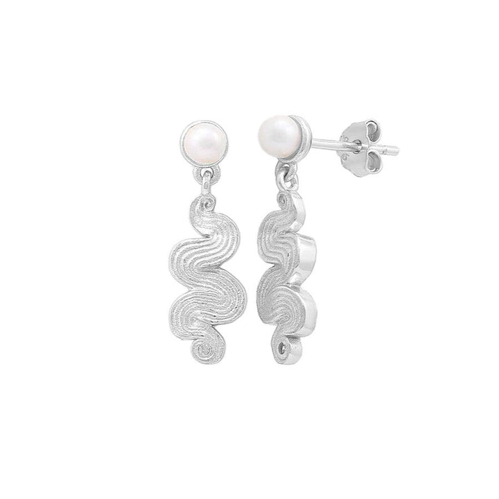 Hultquist Copenhagen Audrey Pearl Silver Earrings with wavy silver design and white pearl. Model S08586S.